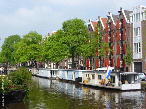 Maisons flottantes sur un canal d'Amsterdam (Pays-Bas) © Florence Piot