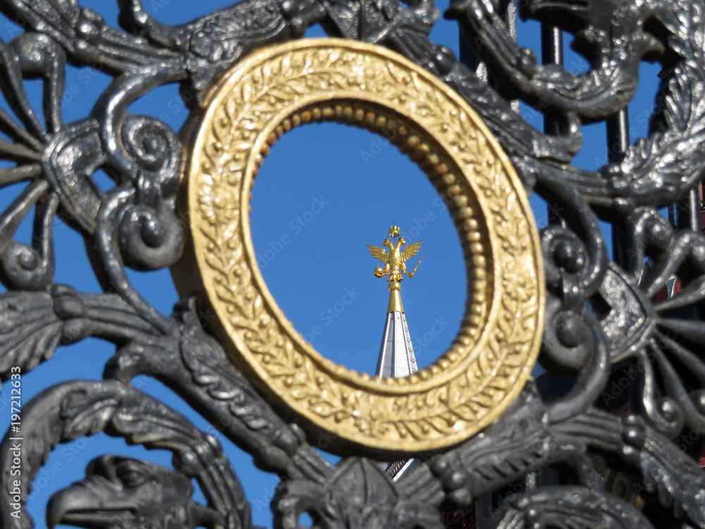 Obraz premium View of the Russian double-headed eagle through the gates of the Alexander garden in Moscow. Russian landmarks