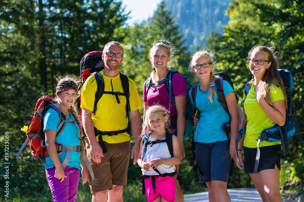 Familie mit vier Kindern beim Wandern in den Bergen Familie mit vier Kindern beim Wandern in den Bergen