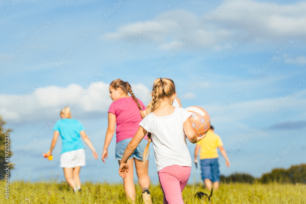 Familie bei Sport und Spiel auf einer Wiese im Sommer Familie bei Sport und Spiel auf einer Wiese im Sommer