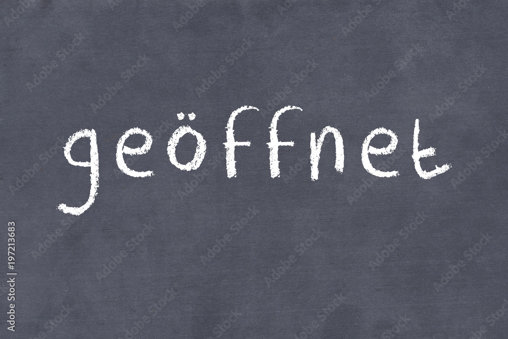 Tafel auf der mit Kreide geöffnet steht Tafel auf der mit Kreide geöffnet steht