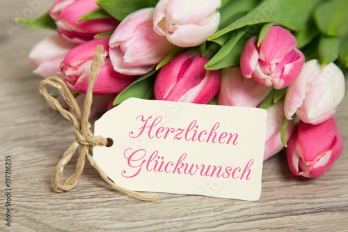 Tulpen und Karte: Herzlichen Glückwunsch
