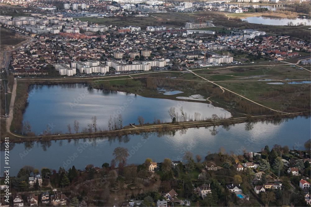 vue aérienne de lacs à Carrières-sous-Poissy dans les Yvelines en France