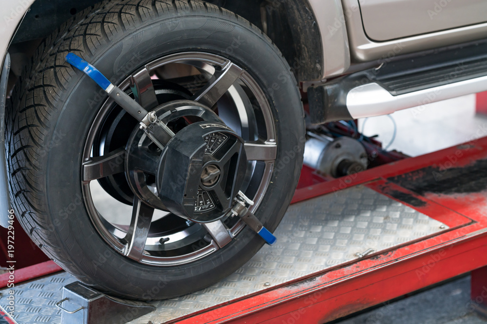 Closed up of an auto wheel : computer wheel alignment. Balancing tire wheel  machine. Tyre assembling. Tyre balancing of modern car in workshop.  Stock-Foto | Adobe Stock