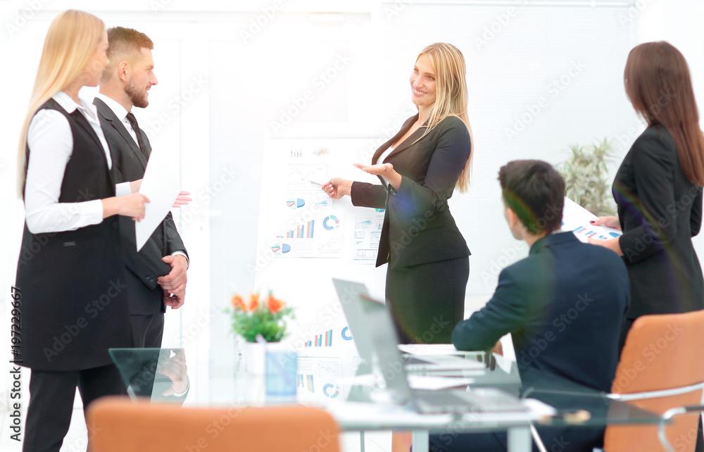 Obraz premium business woman doing a presentation to his business team.