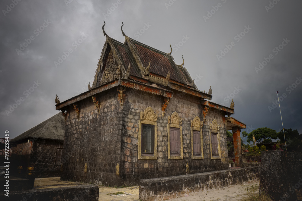 Naklejka premium Un vieux temple bouddhiste khmer en pierre 