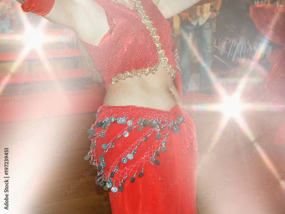 Eine Bauchtänzerin zeigt einen orientalischen Tanz