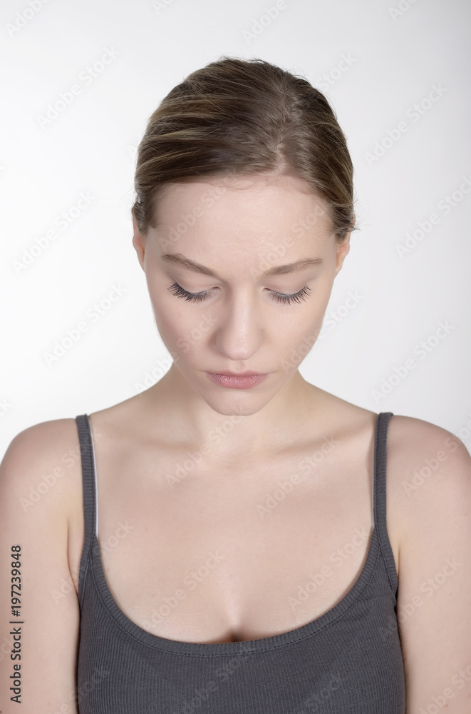 nachdenkliche junge Frau nachdenkliche junge Frau
