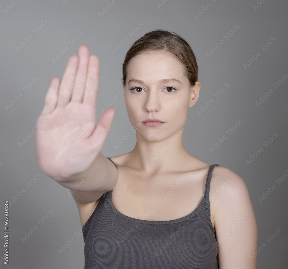 junge Frau zeigt Stopp junge Frau zeigt Stopp
