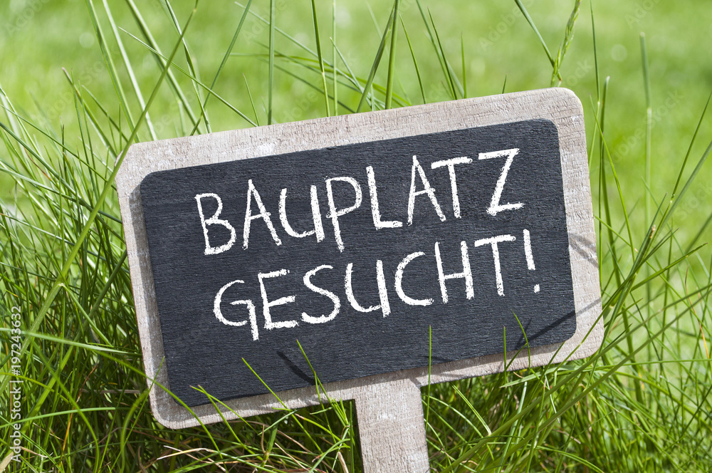 Tafel Kreidetafel Schild Wiese Bauplatz Baugrundstück gesucht Stock