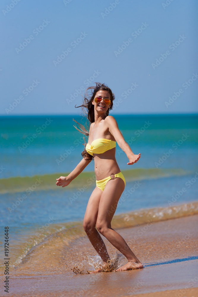 Obraz premium yellow bikini sea, jumping