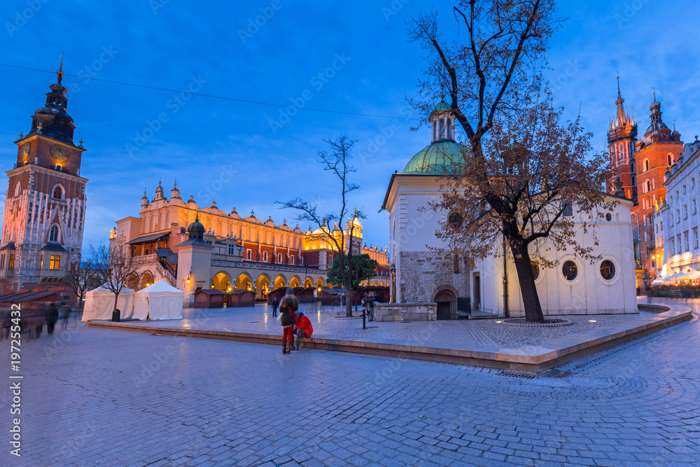 Obraz premium The Krakow Cloth Hall on the Main Square at night, Poland
