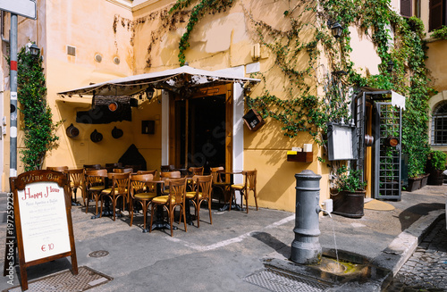 Fototapeta Naklejka Na Ścianę i Meble -  Cozy old street in Trastevere in Rome, Italy