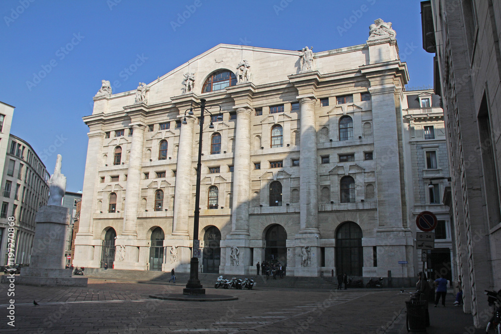 Milano: piazza Affari e palazzo della Borsa