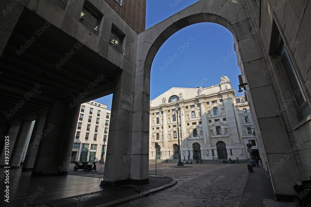 Fototapeta premium Milano: ingresso a piazza Affari e palazzo della Borsa