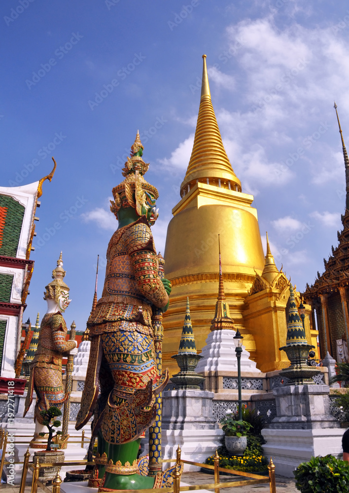 Fototapeta premium Golden Temple Dome & Guards at the Grand Palace, Bangkok