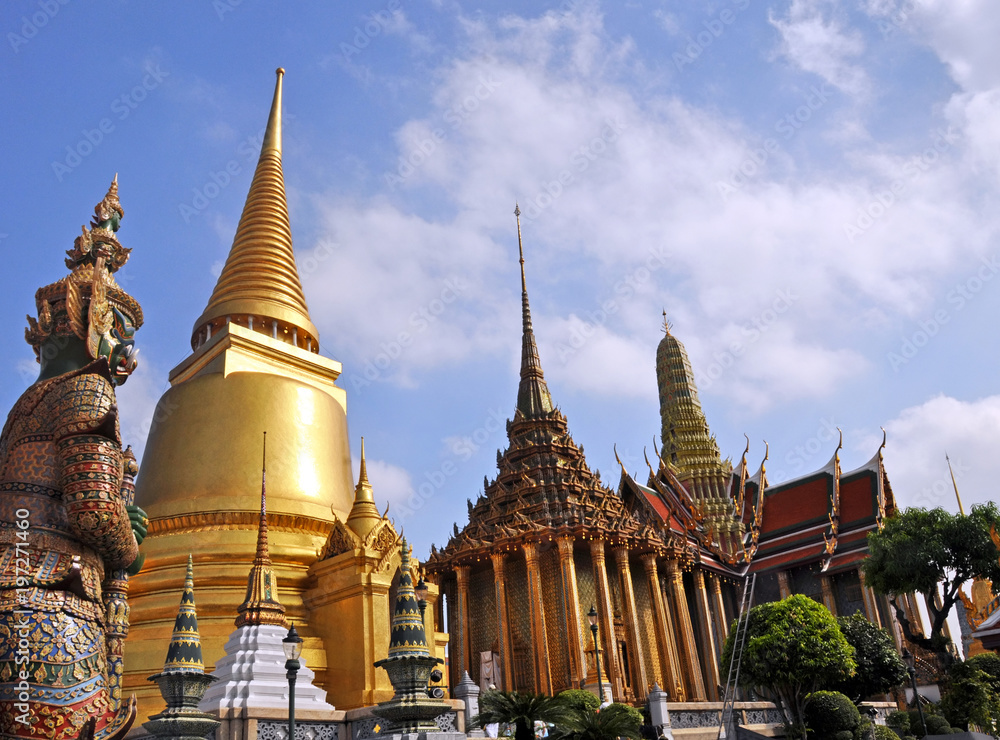 Fototapeta premium Golden Temple Dome & Guards at the Grand Palace, Bangkok