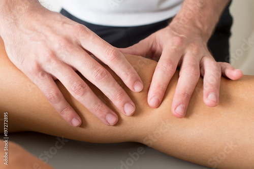Masseur macht eine Kniemassage