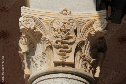 Obraz na plátně capitello con stemmi nobiliari nel Cortile della Rocchetta; Milano, Castello Sfo