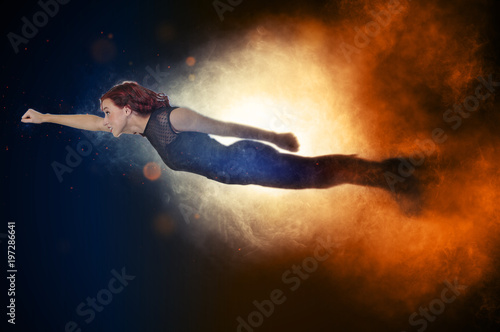 Obraz na plátně Falling or Flying Woman