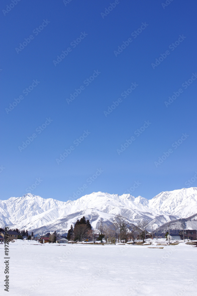 雪景色の白馬村と北アルプス