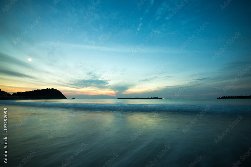 二見が浦の夕焼けと波