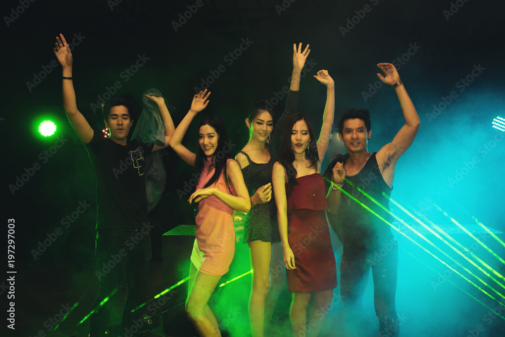 Obraz premium Party young people group dancing in night club