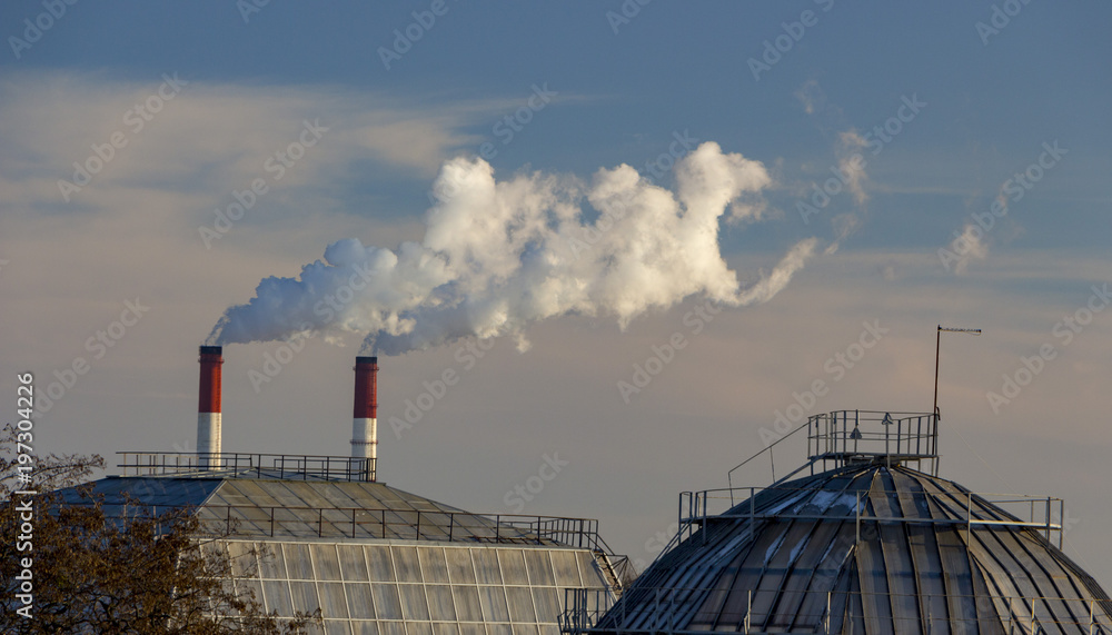 Obraz premium The pipe of the plant emits harmful substances into the atmosphere. Close-up on a sky background