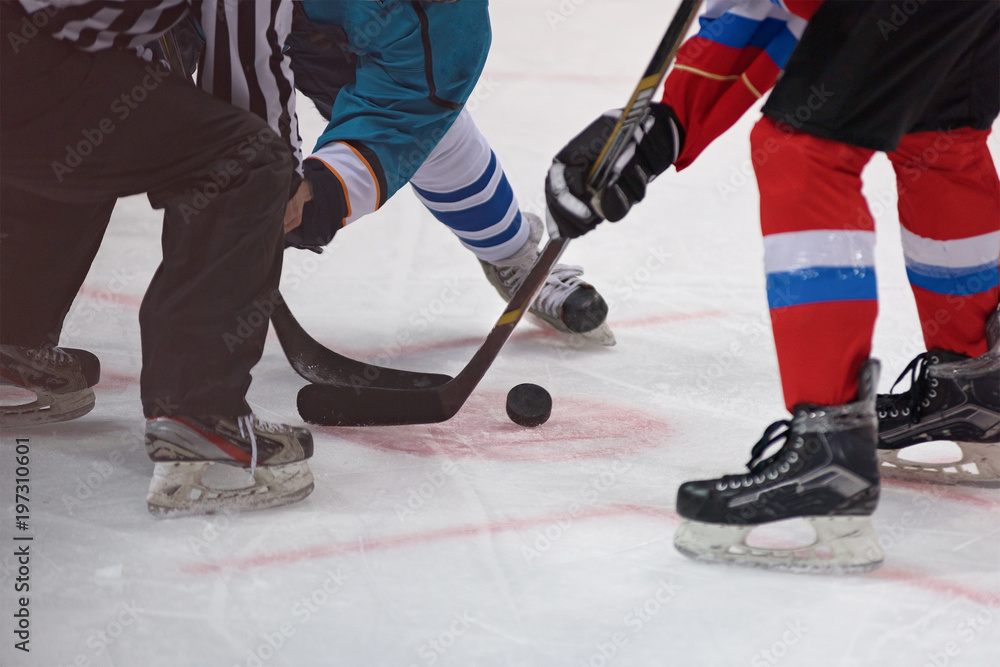 Obraz premium Ice hockey players play ice hockey