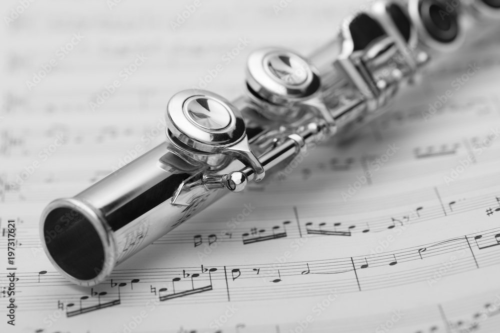 Fototapeta premium Transverse flute on music sheet - Flauto traverso su pagine di musica