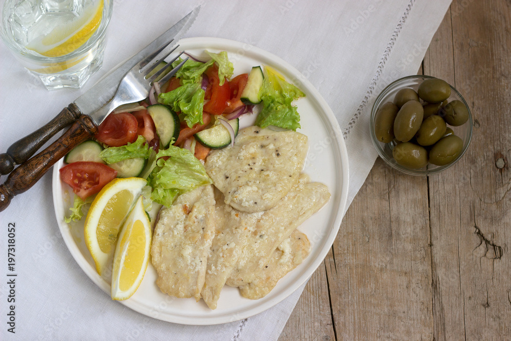 Chicken breast with cream of milk and lemon, served with a salad of fresh vegetables.