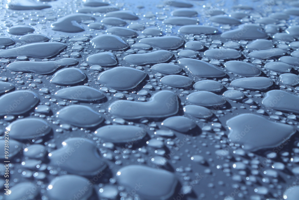 Obraz premium Droplets heart rain