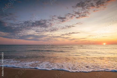 Fototapeta Naklejka Na Ścianę i Meble -  Beautiful tropical sunrise on the beach