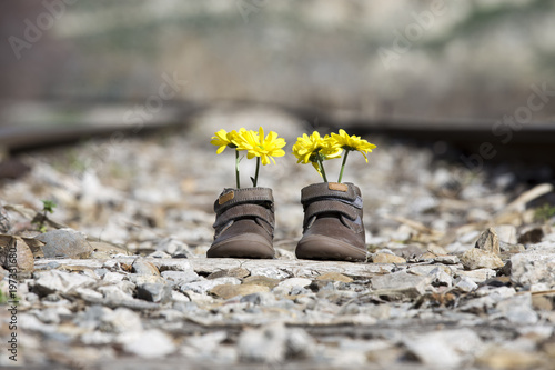 Fototapeta Naklejka Na Ścianę i Meble -  Zapatos de niño sobre via de tren