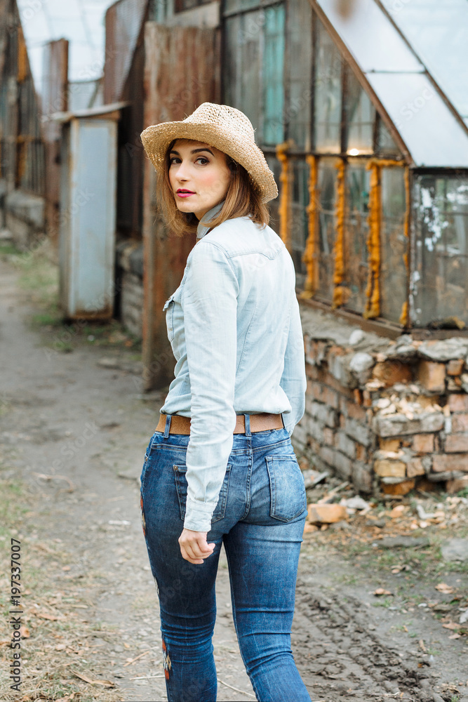 Woman in western wear in cowboy hat, jeans and cowboy boots. Stock-Foto |  Adobe Stock