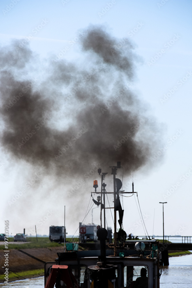 Obraz premium schwarze Rußwolke von Schiff im Hafen