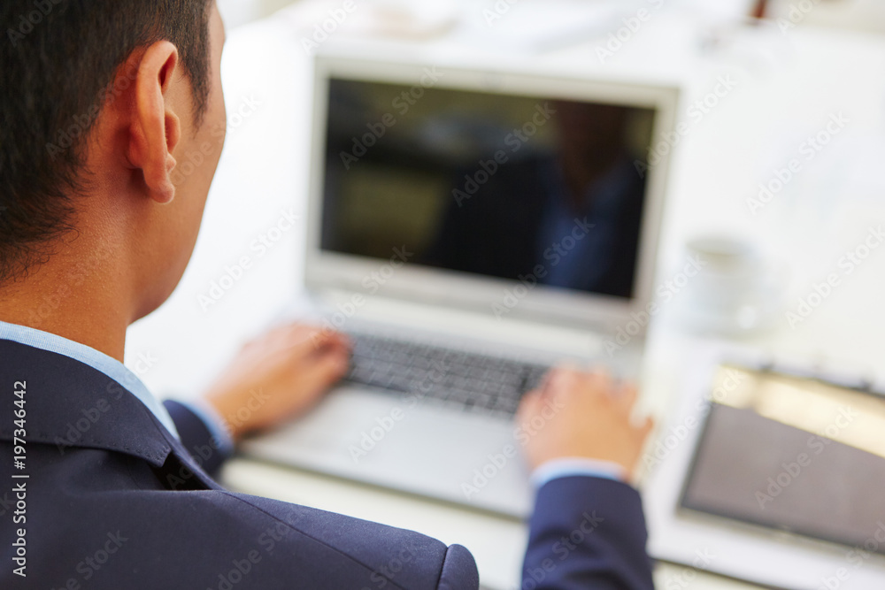 Geschäftsmann programmiert am Laptop Geschäftsmann programmiert am Laptop