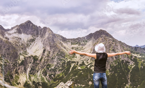 Góry Tatry na Słowacji. Krajobraz górski z kobietą cieszącą się ze zdobycia szczytu. Górskie pejzaże w Tatrach. © art08