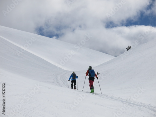 skieur de randonnée en montagne et neige