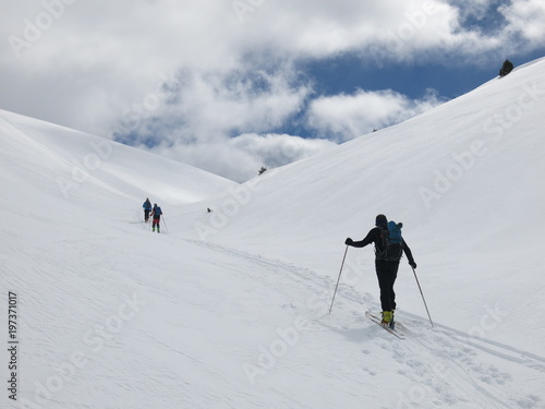 skieur de randonnée en montagne et neige