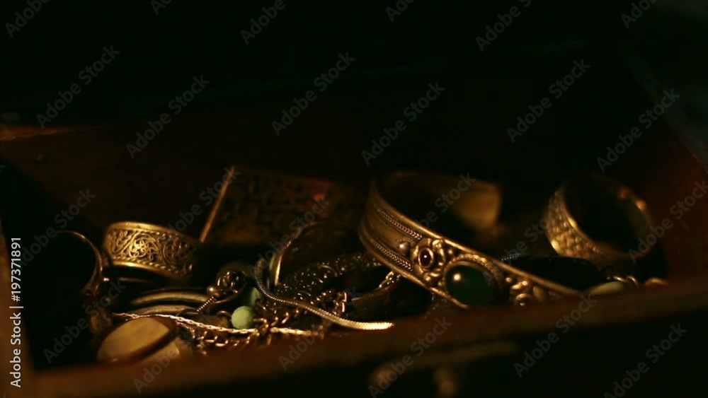 Opening and closing the treasure chest. Opening and closing the treasure chest.
