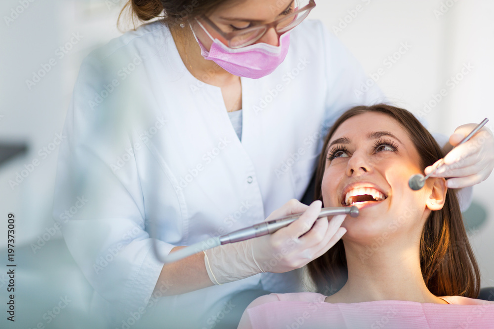 Dentist and patient in dentist office
 - obrazy, fototapety, plakaty 