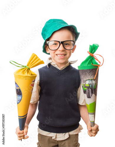 süßes Schulkind mit Zuckertüten