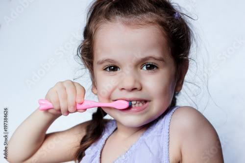 Dental care - little girl c...