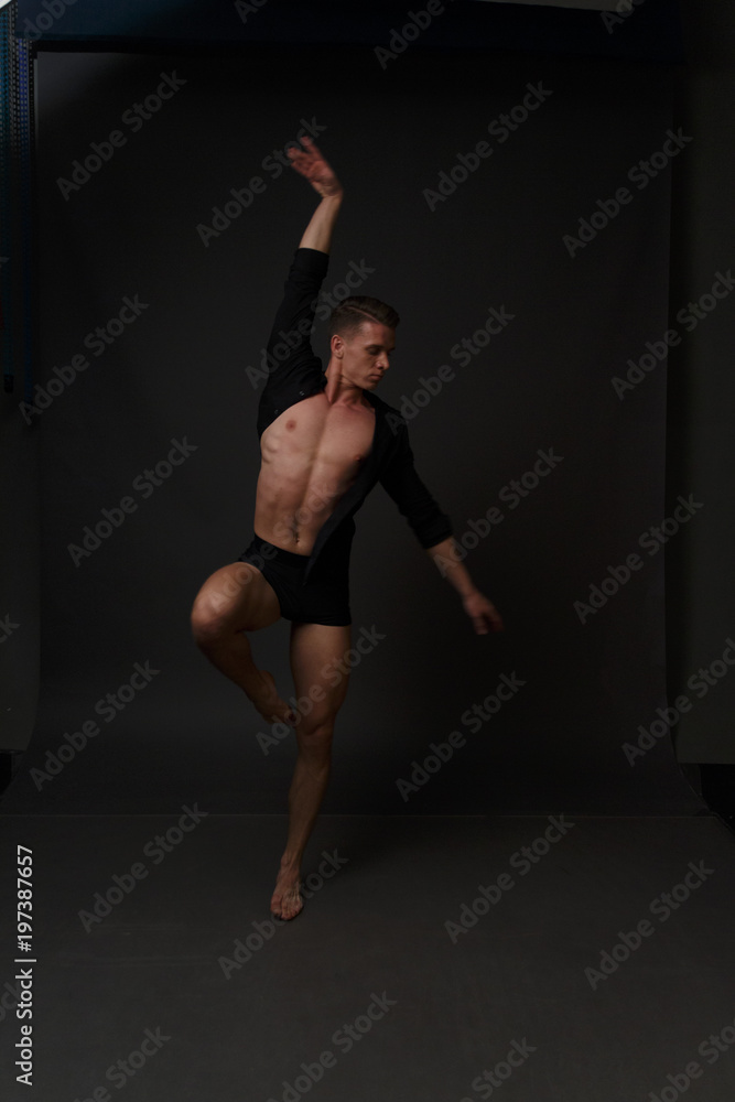 Obraz premium men is dances in a black pants