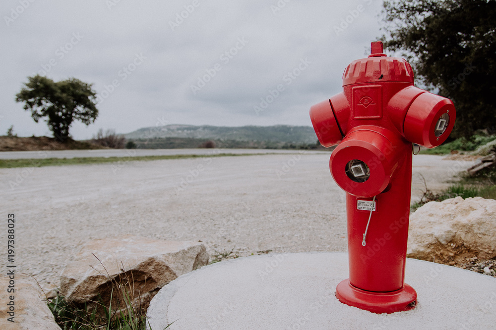 Ein Hydrant auf einem Parkplatz in der französischen Provence Ein Hydrant auf einem Parkplatz in der französischen Provence