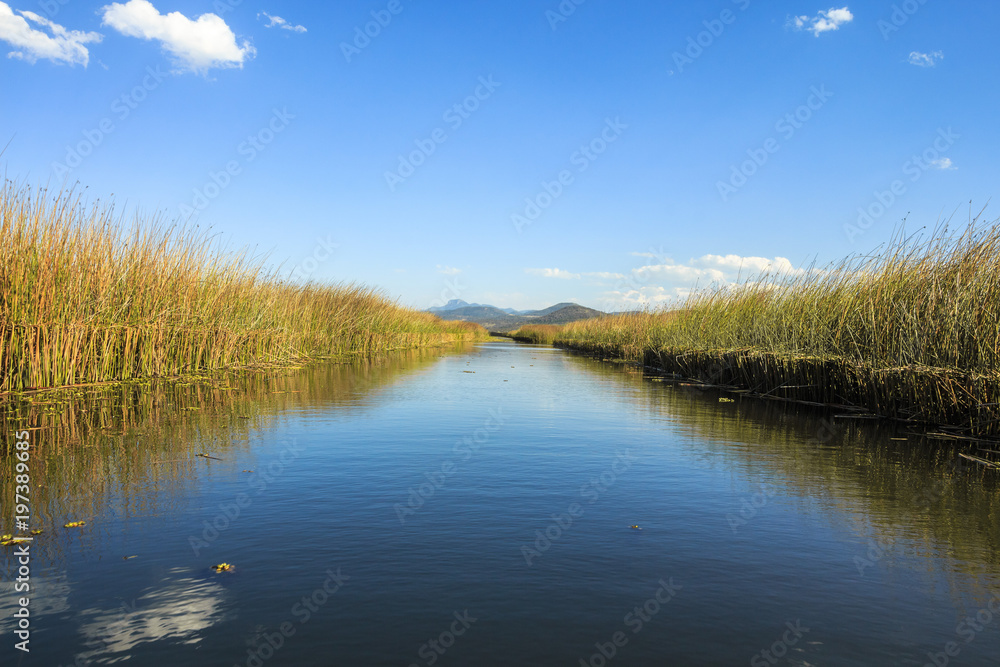 Fototapeta premium Laguna y montganas