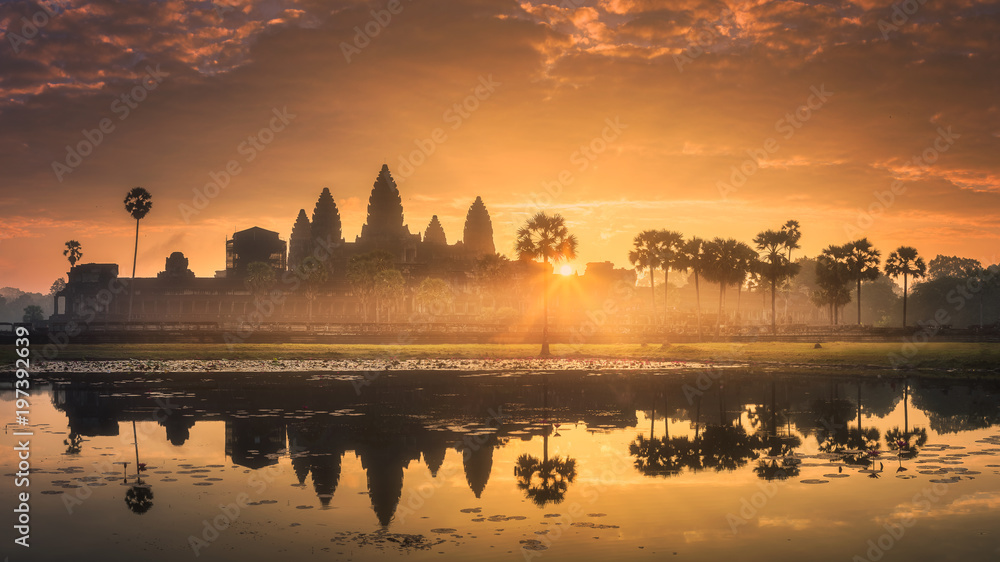 Fototapeta premium Wschód słońca widok kompleksu starożytnej świątyni Angkor Wat Siem Reap, Kambodża