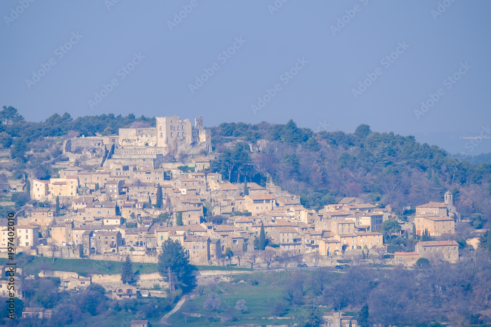 Vue panoramique sur le village de Lacoste, Provence, Luberon, France.