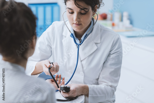 Canvas Print Doctor measuring blood pressure